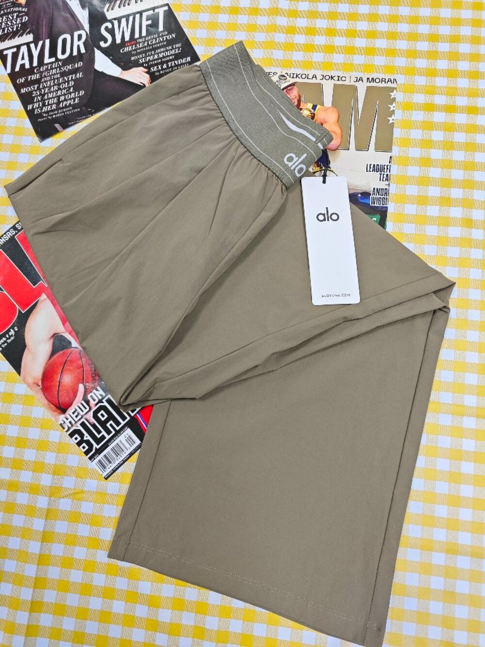ALO Yoga Straight-Leg Pants in Olive Green